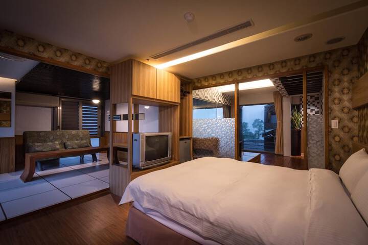 Room 13 of 33