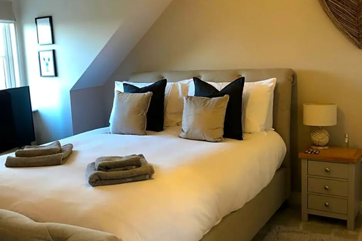 Room 4 of 18