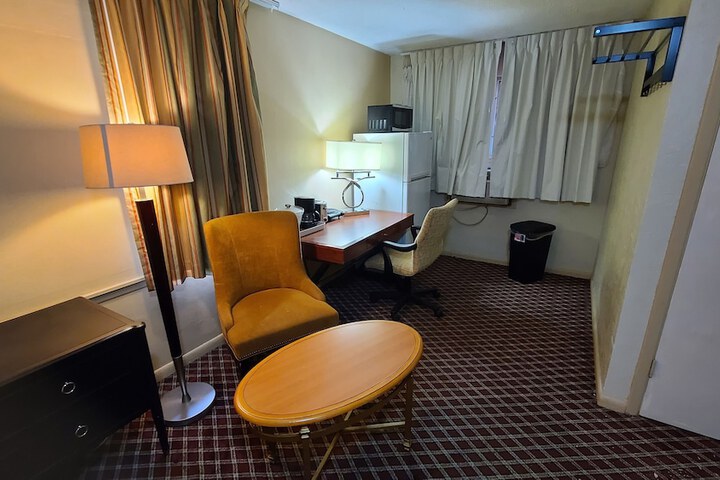 Room 9 of 18