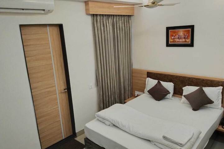 Room 2 of 28