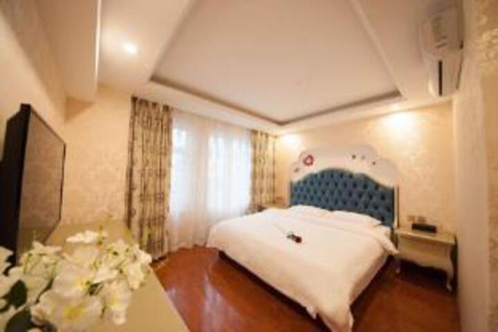 Room 9 of 9