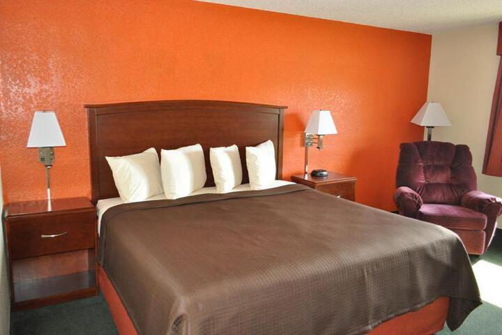 1 King Bed (4 of 6)