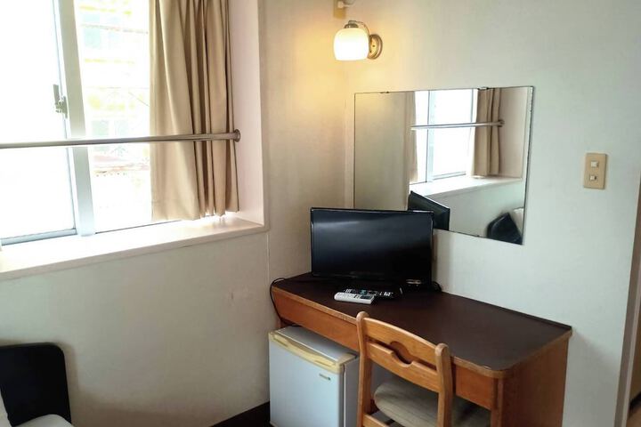 Room 12 of 16