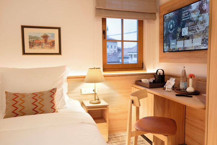 Room 3 of 64