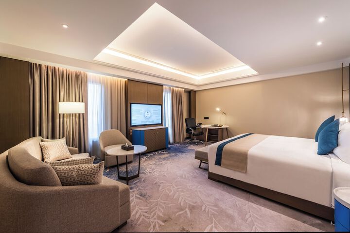 Room 42 of 80