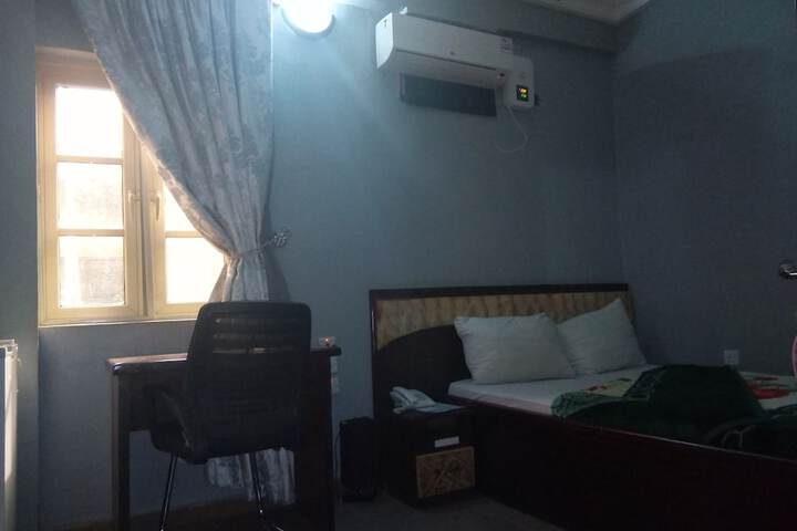 Room 4 of 10