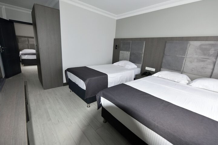 Room 4 of 32