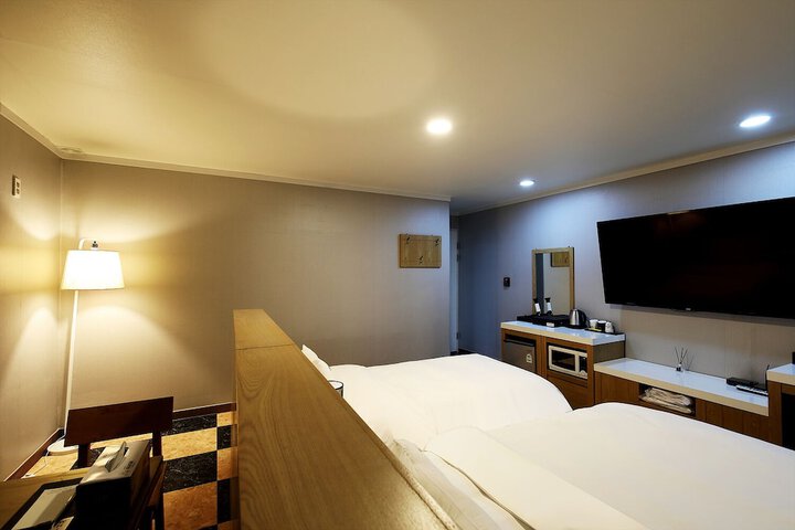 Room 28 of 47