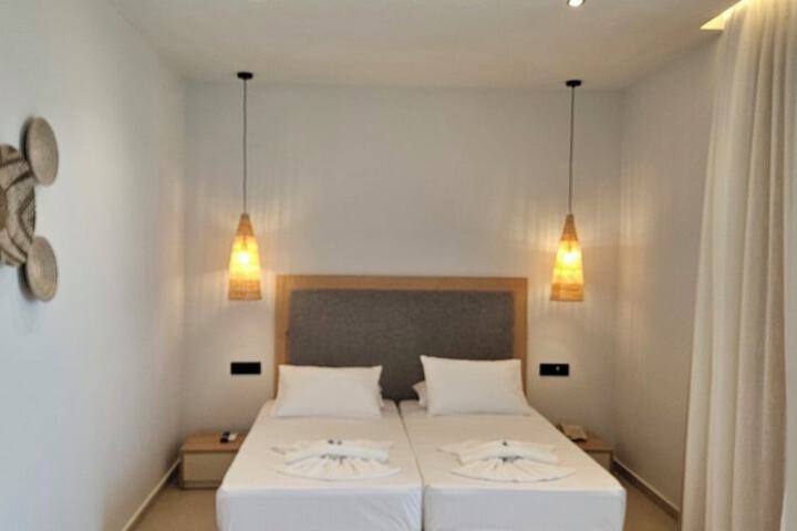 Room 8 of 100