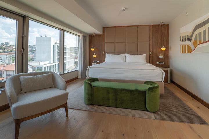 Room 56 of 243