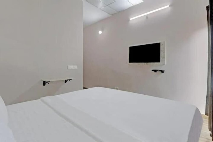Room 6 of 8