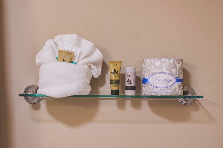 1 Queen Bed (6 of 13)