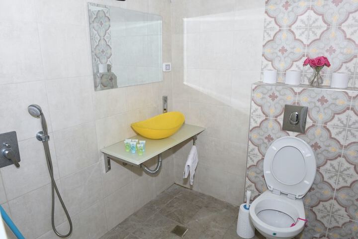 Room 10 of 28