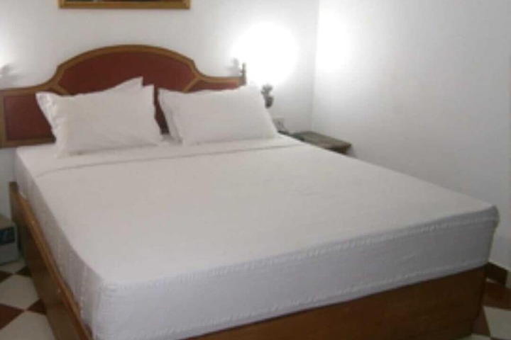 Room 5 of 12