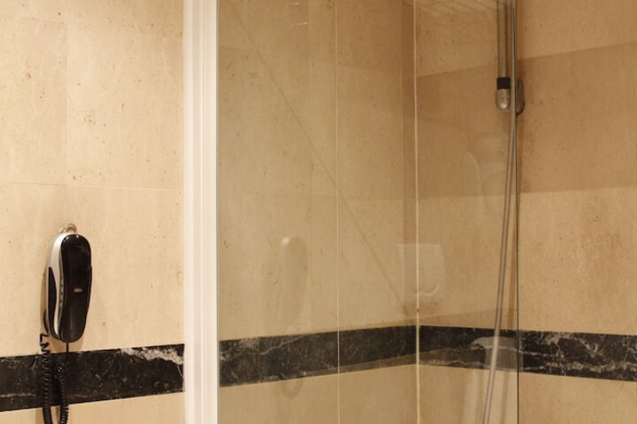 Deep soaking bathtub