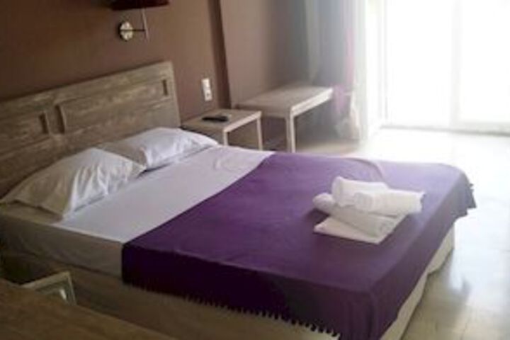 Room 4 of 16