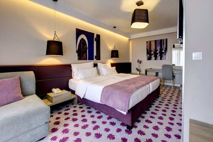 Room 52 of 136