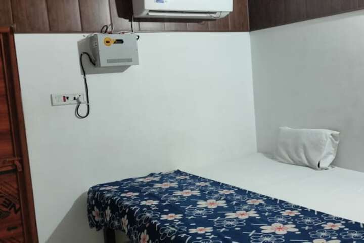 Room 8 of 12