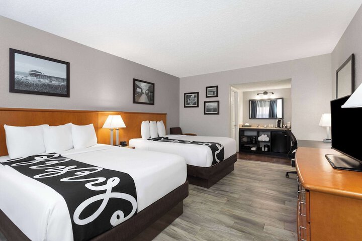 2 Queen Beds (5 of 7)