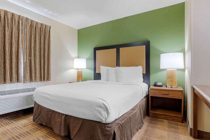Studio Queen Bed (4 of 12)