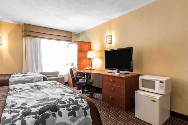 1 Queen Bed (2 of 4)