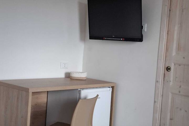 Room 3 of 96