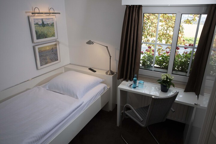 Room 2 of 40