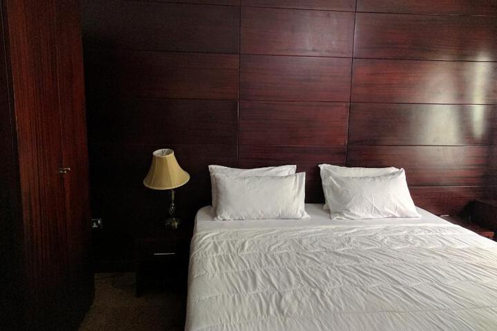 Room 8 of 10