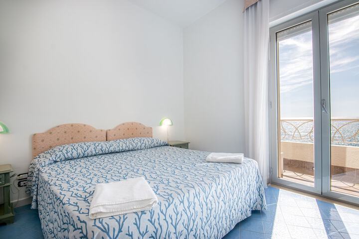 Room 28 of 108
