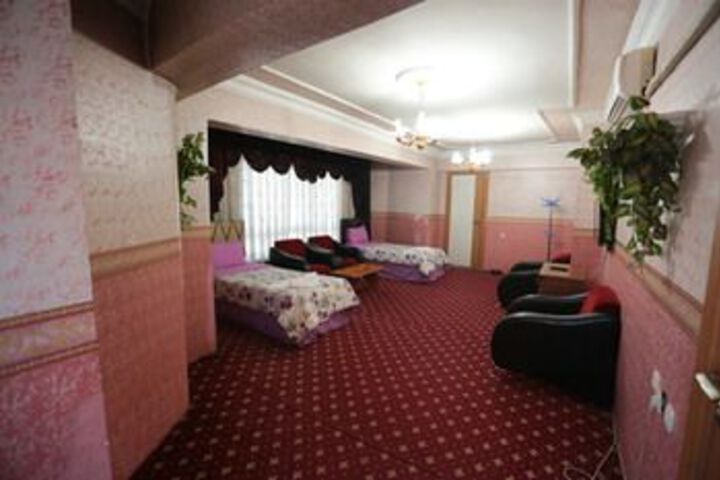 Room 5 of 9