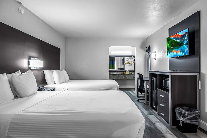 2 Queen Beds Microwave and Refrigerator WiFi Continental Breakfast (8 of 9)