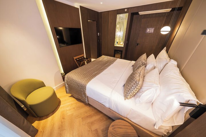 Room 28 of 200