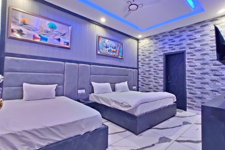 Room 13 of 35