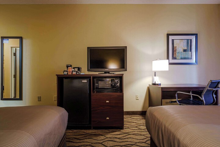 2 Queen Beds (8 of 14)