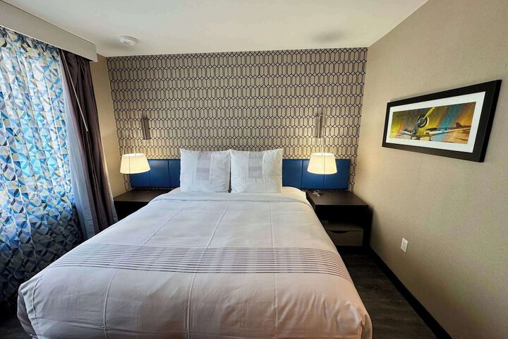 1 King Bed Work Desk Refrigerator WiFi Shower Only Full Breakfast