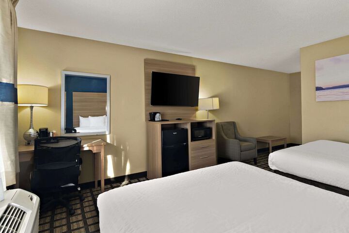 2 Double Beds Accessible (11 of 13)