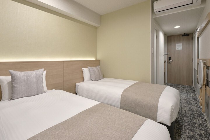 Room 11 of 28