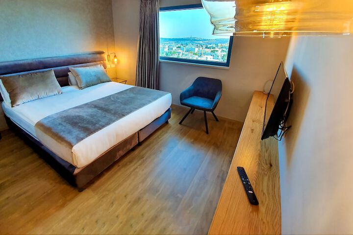 Room 13 of 49