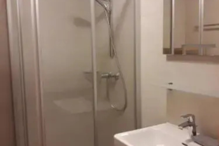 Room 5 of 10