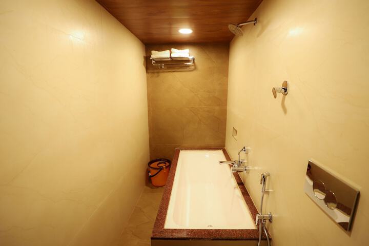 Room 13 of 33