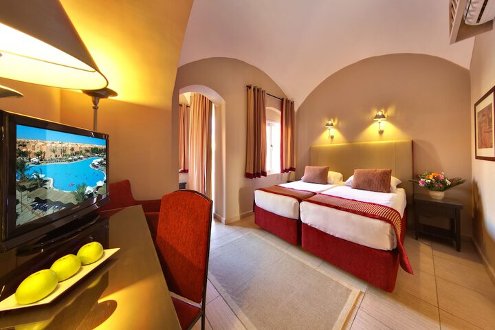 Room 8 of 190