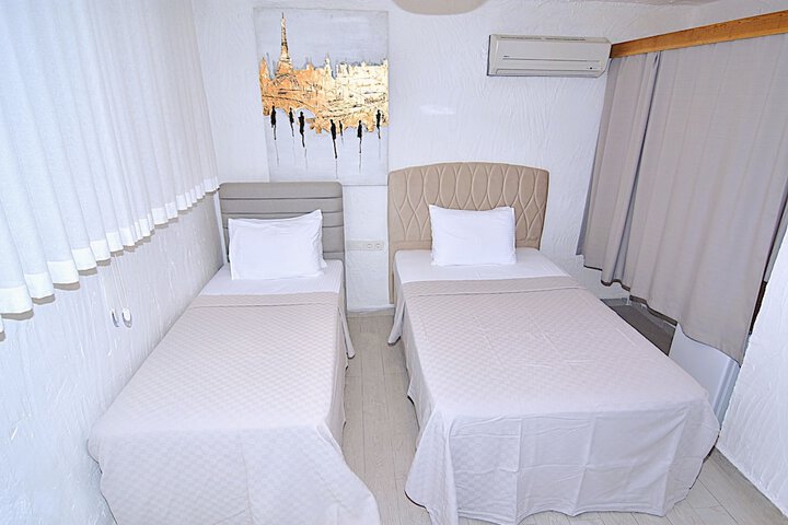 Room 4 of 98