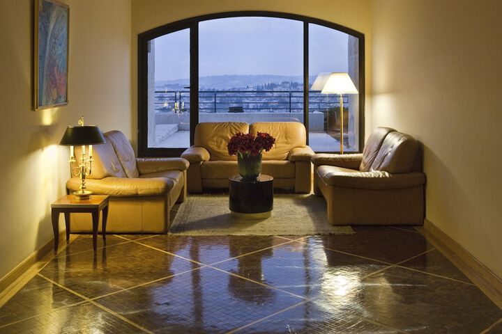 Lounge 53 of 61