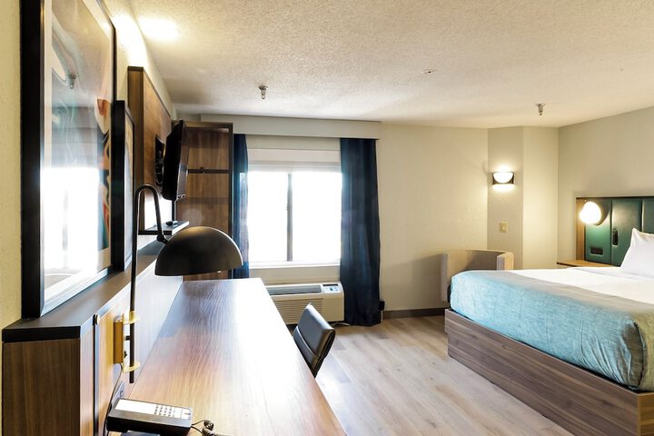 1 King Bed (8 of 16)