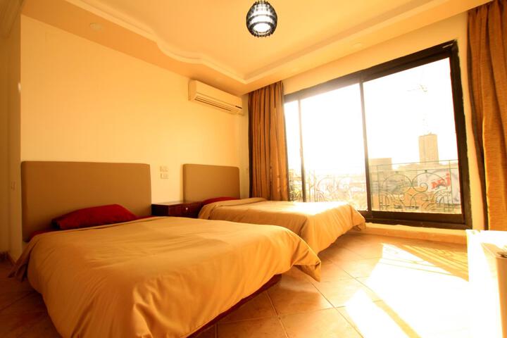 Room 10 of 28