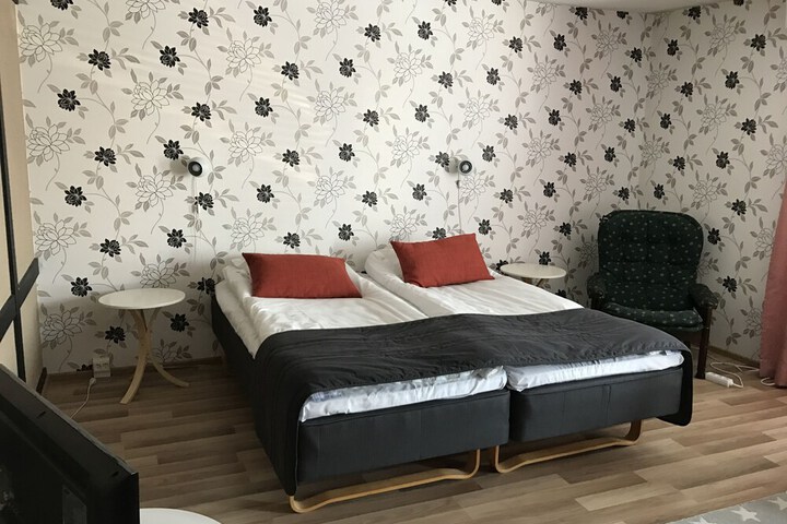 Room 7 of 33