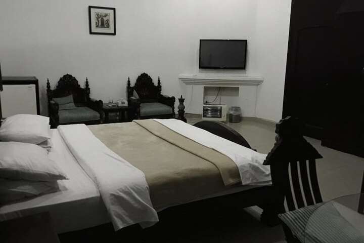 Room 8 of 19