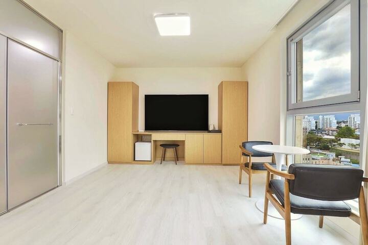 Room 45 of 76