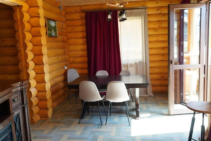 Room 4 of 8