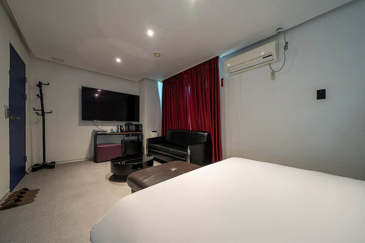 Room 33 of 82